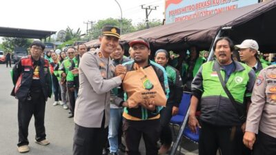 **Perkuat Silaturahmi dengan Ojol, Polres Bekasi Kota Bagikan 150 Paket Sembako**