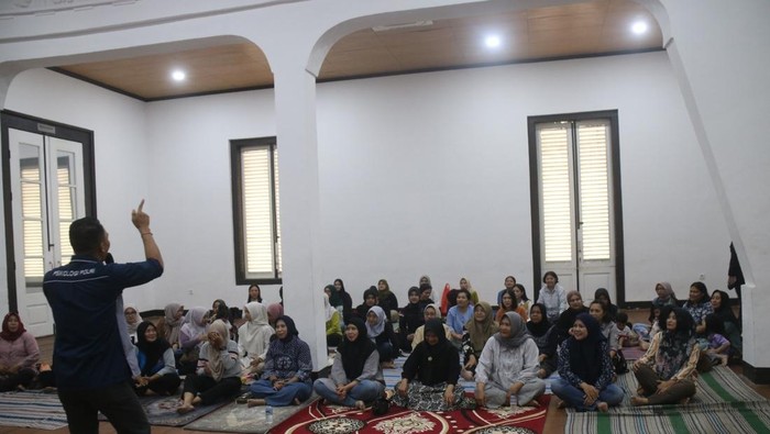 **Brimob Polda Metro Pulihkan Psikologis Warga Asrama Kwitang dengan Metode TRE**