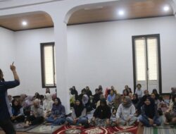 **Brimob Polda Metro Pulihkan Psikologis Warga Asrama Kwitang dengan Metode TRE**