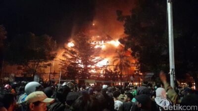 “32 Tersangka Ditemukan di Balik Api Gedung DPRD Sulsel, Termasuk 5 Anak Muda!”