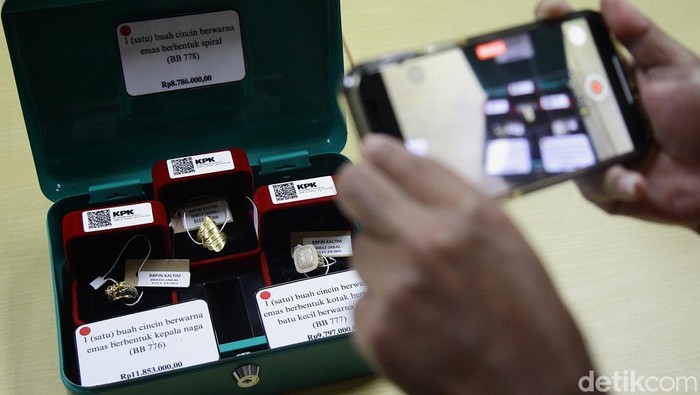 [Siapa Mau Gelang Naga Emas Rp 67 Miliar yang Dilelang KPK?]
