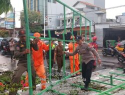 Atap Terbang Timpa Mobil Saat Hujan Disertai Angin di Kebon Jeruk: Bencana Tak Terduga di Tengah Hujan