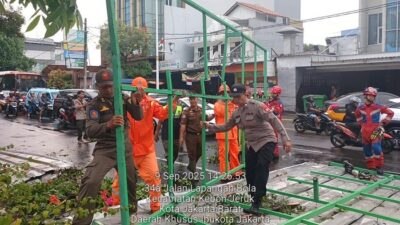 Atap Terbang Timpa Mobil Saat Hujan Disertai Angin di Kebon Jeruk: Bencana Tak Terduga di Tengah Hujan