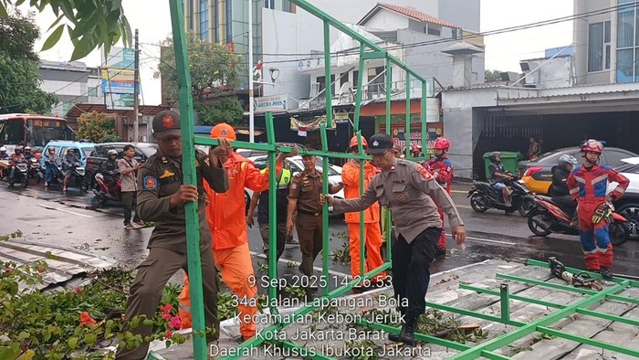 Atap Terbang Timpa Mobil Saat Hujan Disertai Angin di Kebon Jeruk: Bencana Tak Terduga di Tengah Hujan