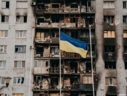 “Rusia Menyerang, Tragedi 24 Warga Ukraina yang Sedang Cairkan Dana Pensiun Tewas”
