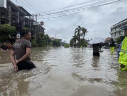 **Banjir Memporak-Porandakan Simpang Dewa Ruci Kuta, Wisatawan Terpaksa Evakuasi dengan Perahu Karet**