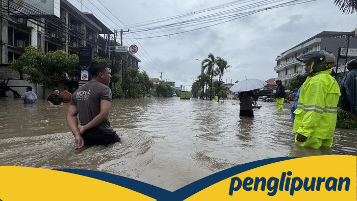 **Banjir Memporak-Porandakan Simpang Dewa Ruci Kuta, Wisatawan Terpaksa Evakuasi dengan Perahu Karet**