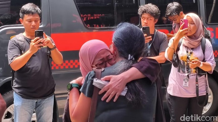 Ibu Delpedro Minta Klarifikasi di Polda Metro: