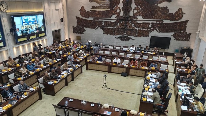 Komisi XI DPR Sambut Menkeu Purbaya, Sampaikan Prihatin Rumah Srimul Dijarah - Alternatif 1