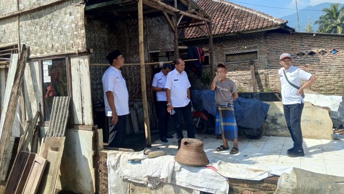 Pemkab Segera Bangun Rumah Guru Honorer di Pandeglang yang Tak Layak Huni, Solusi untuk Kondisi yang Menyakitkan.