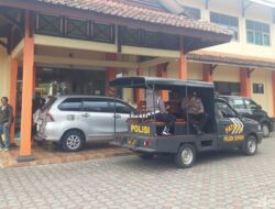 **Guru SMA Boyolali Diduga Injak Siswa, Warga Geruduk Sekolah, Pihak Sekolah Minta Maaf**