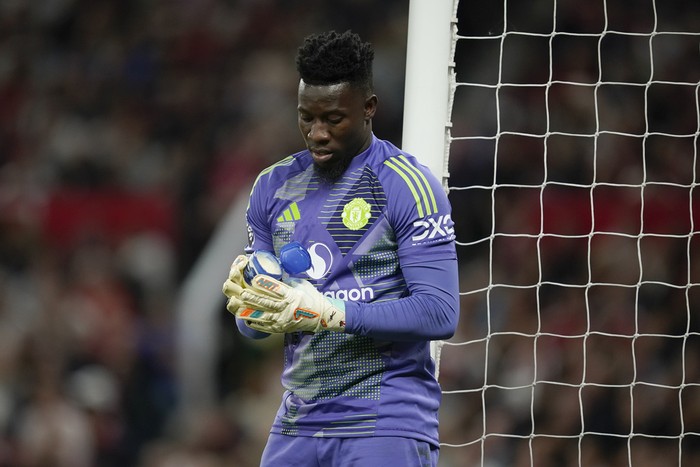 **Terungkap! Alasan MU Pinjamkan Andre Onana ke Trabzonspor**