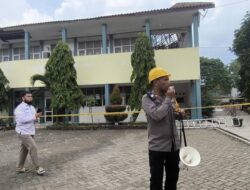 Atap SMK Cileungsi Ambruk, Siswa Bogor Belajar dari Rumah Sementara