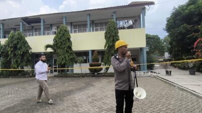 Atap SMK Cileungsi Ambruk, Siswa Bogor Belajar dari Rumah Sementara