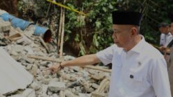 Wamensos Serahkan Santunan Kematian, Masyarakat Bogor Berharap Solusi Gedung Aman