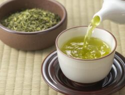 “5 Minuman yang Bantu Turunkan Kadar Kolesterol, Mudah Didapat dan Enak: Suka Makan Enak tapi Takut Kolesterol Tinggi? Coba Ini!”
