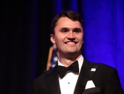 “Charlie Kirk Tewas, Trump Perintahkan Bendera Setengah Tiang: Reaksi Mengejutkan Dari Capitol Hill”