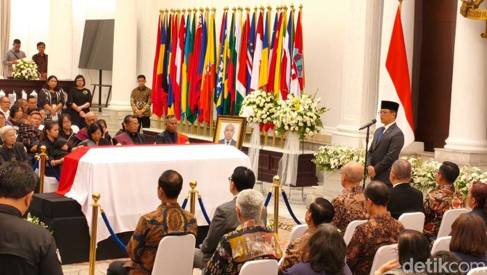 Menlu Sugiono Berikan Penghormatan Terakhir kepada Zetro Purba, Sosok Family Man yang Terkasih