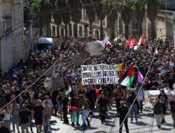 Prancis Terpuruk, Protes Meledak di Tengah Krisis Politik