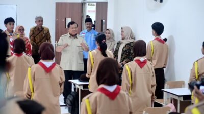 Prabowo Ceritakan Perbedaan Asrama Militer dengan Sekolah Rakyat di SRMA 10 Jakarta Selatan