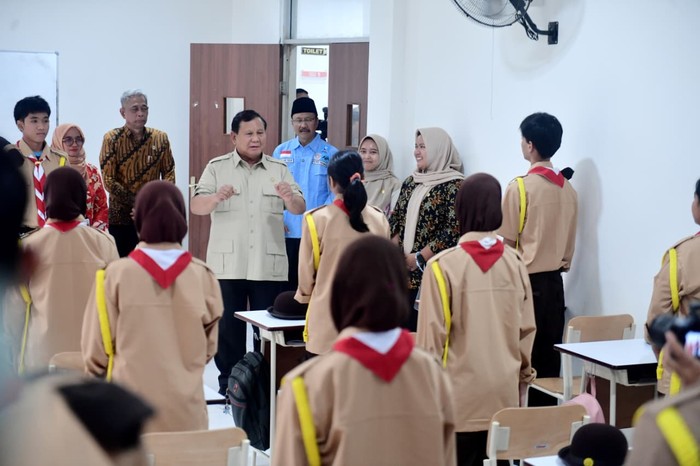 Prabowo Ceritakan Perbedaan Asrama Militer dengan Sekolah Rakyat di SRMA 10 Jakarta Selatan