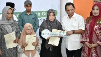 Pemerintah Serahkan Bantuan Rumah ke Korban Unjuk Rasa di Makassar: Langkah Kekerasan atau Kebijaksanaan?