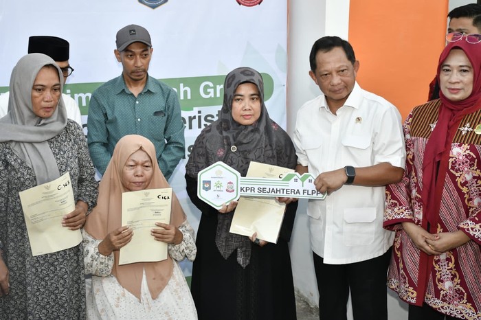 Pemerintah Serahkan Bantuan Rumah ke Korban Unjuk Rasa di Makassar: Langkah Kekerasan atau Kebijaksanaan?