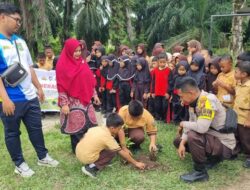Polisi di Dumai Tanam Pohon dan Edukasi Anak SD Tentang Lingkungan