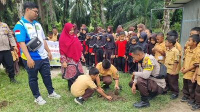 Polisi di Dumai Tanam Pohon dan Edukasi Anak SD Tentang Lingkungan