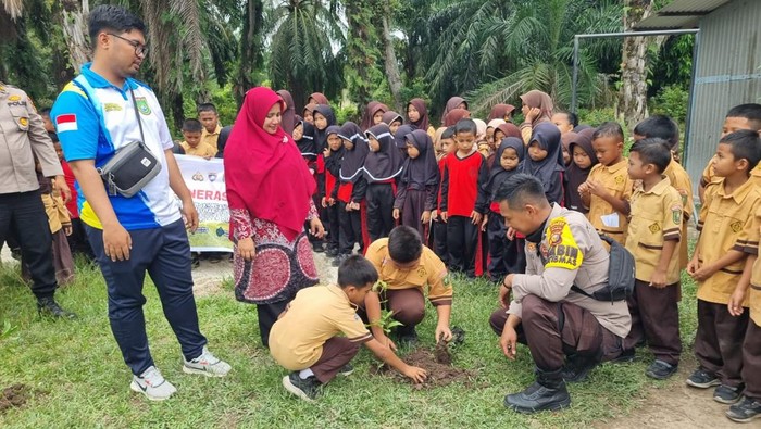 Polisi di Dumai Tanam Pohon dan Edukasi Anak SD Tentang Lingkungan