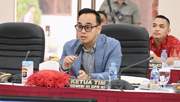 **Komisi III DPR Terkait TNI Tak Bisa Laporkan Ferry Irwandi: Kebijakan MK Membuat TNI Tunda Aksi**
