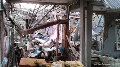 **Momen Teror Ledakan di Pamulang: Warga Evakuasi Korban Sambil Istighfar**