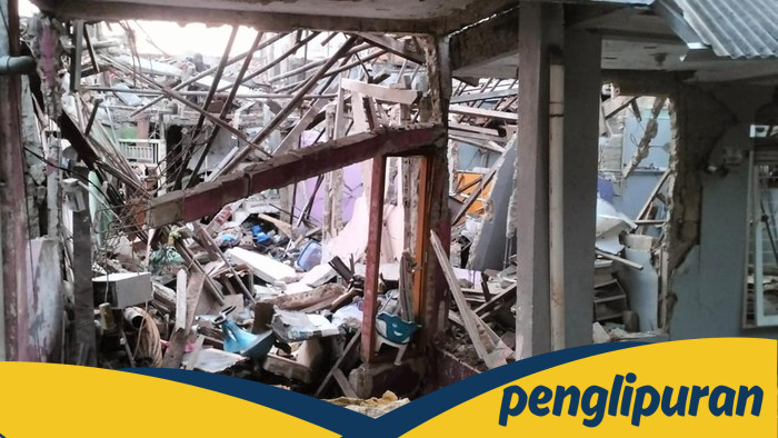 **Momen Teror Ledakan di Pamulang: Warga Evakuasi Korban Sambil Istighfar**