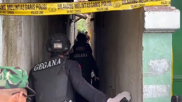 Tim Gegana Olah TKP Ledakan Mengerikan di Pamulang Tangsel