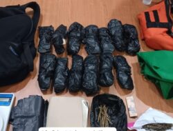 “Pria Bogor Ditangkap Diduga Edarkan Narkoba, 14 Bungkus Ganja Disita: Bongkar Jaringan Narkoba di Kota Pendidikan” (Ulasan: Judul ini menonjolkan aksi penangkapan pria Bogor yang diduga edarkan narkoba dengan menyisipkan kata kunci utama, lalu menambahkan frasa ‘Bongkar Jaringan Narkoba di Kota Pendidikan’ untuk memberikan konteks yang lebih luas dan menarik perhatian pembaca dengan menyinggung isu strategis di Bogor sebagai kota pendidikan.)