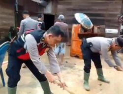 Polisi dan Mitra Bersatu, Bersihkan Banjir di Suoh Lampung Barat