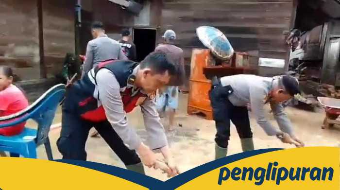Polisi dan Mitra Bersatu, Bersihkan Banjir di Suoh Lampung Barat
