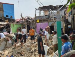 Warga Bersatu Bersihkan Lokasi Ledakan Gas di Pamulang, Tangerang Selatan