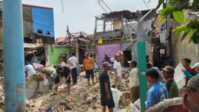 Warga Bersatu Bersihkan Lokasi Ledakan Gas di Pamulang, Tangerang Selatan