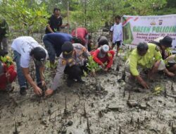 Green Policing di Dumai, Polsi Ajak Anak SD Tanam Mangrove Pinggir Pantai – Update 1