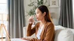Benarkah Minum Air Berlebihan Berbahaya bagi Ginjal? Simak Faktanya