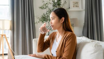 Benarkah Minum Air Berlebihan Berbahaya bagi Ginjal? Simak Faktanya