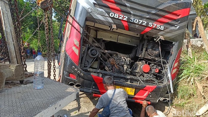 Tragedi Maut di Probolinggo: Kecelakaan Bus Tewaskan 8 Orang, Sopir Klaim Rem Blong