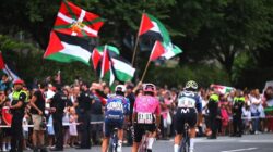PM Spanyol Puji Aksi Protes Tim Israel di La Vuelta, Menjelitkan geopolitik di balapan sepeda