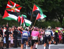 PM Spanyol Puji Aksi Protes Tim Israel di La Vuelta, Menjelitkan geopolitik di balapan sepeda
