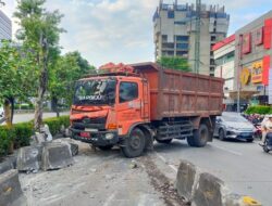 Truk Tabrak Separator Busway di Slipi, Lalin Arah Tomang Terhenti!