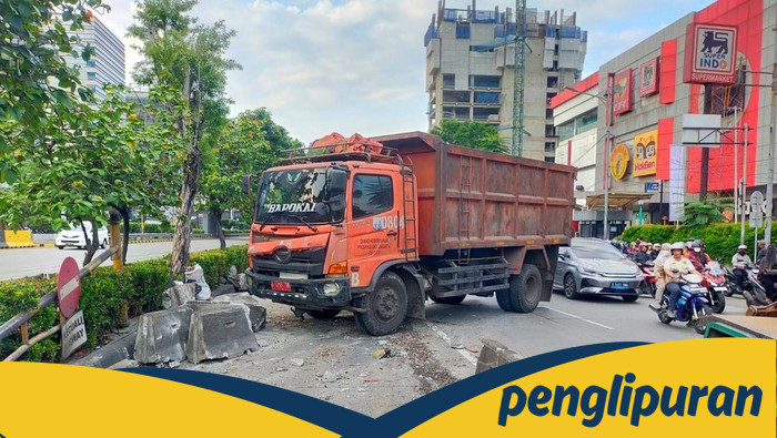 Truk Tabrak Separator Busway di Slipi, Lalin Arah Tomang Terhenti!