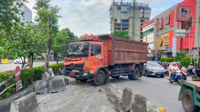 Truk Tabrak Separator Busway di Slipi, Lalin Arah Tomang Terhenti!