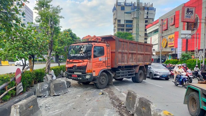 Truk Tabrak Separator Busway di Slipi, Lalin Arah Tomang Terhenti!