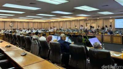 Menteri Pigai Kelakar: “Saya dari Gerindra!” di Rapat Komisi XIII DPR